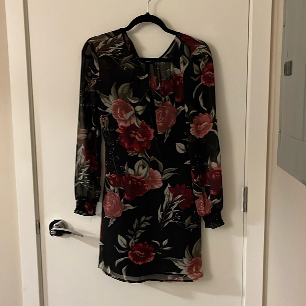 Flowery dress with liner Size small in almost new condition from Dynamite